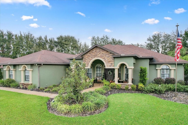 view of front of home featuring a front yard