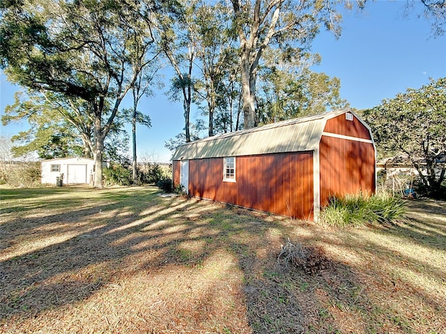 view of yard featuring an outbuilding