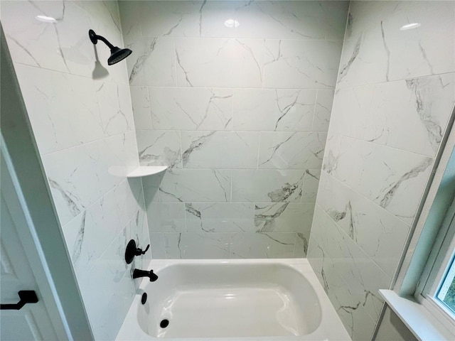 bathroom featuring tiled shower / bath combo