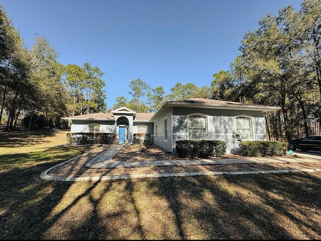 single story home with a front lawn