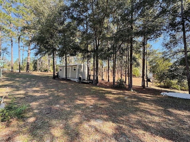 view of yard featuring an outdoor structure