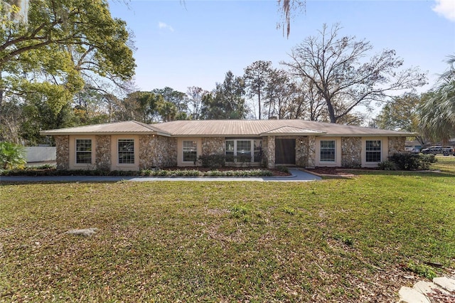 ranch-style home featuring a front lawn