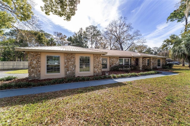 ranch-style house featuring a front yard