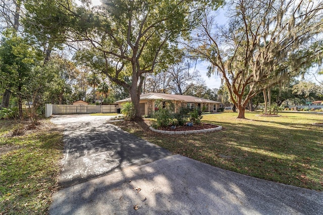 view of front facade featuring a front lawn