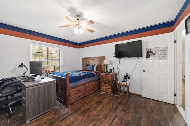 bedroom featuring ceiling fan and a textured ceiling