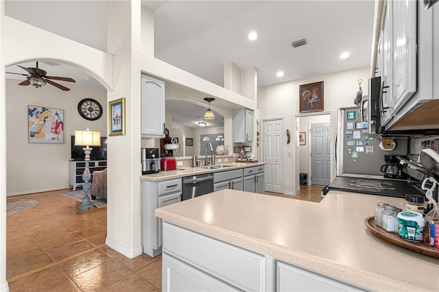 kitchen featuring visible vents, ceiling fan, a peninsula, stainless steel appliances, and a sink