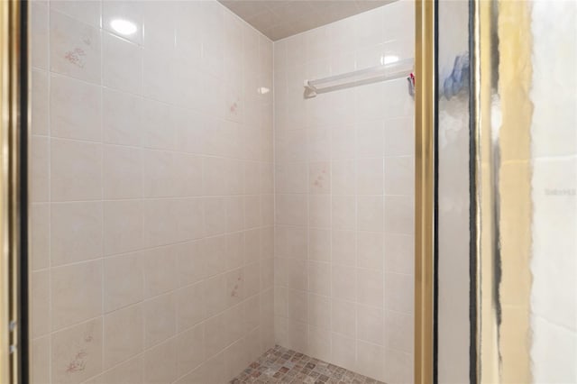 bathroom with a tile shower