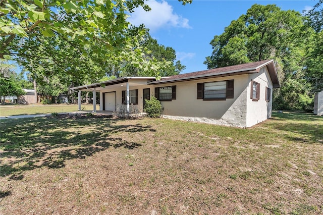 5507 SE 107th Pl, Belleview, FL 34420 - ranch-style house with stucco siding, an attached garage, and a front lawn