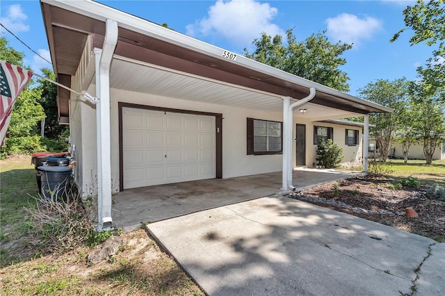 5507 SE 107th Pl, Belleview, FL 34420 - view of front facade with stucco siding, driveway, and a garage