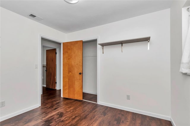 5507 SE 107th Pl, Belleview, FL 34420 - unfurnished bedroom featuring baseboards, wood finished floors, visible vents, and a closet