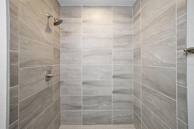 bathroom featuring a tile shower