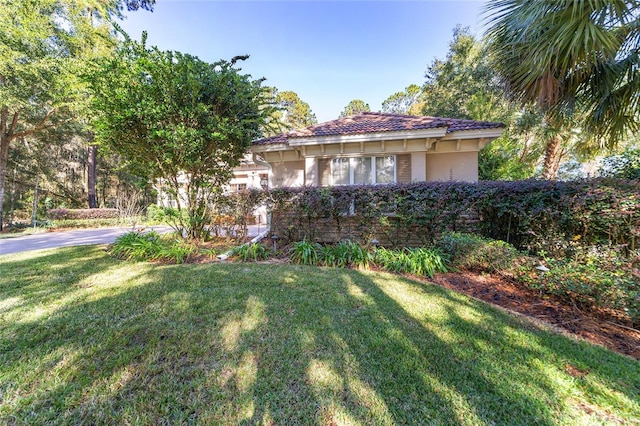 view of front facade with a front yard