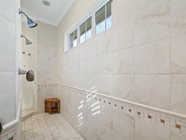 bathroom featuring crown molding and tiled shower