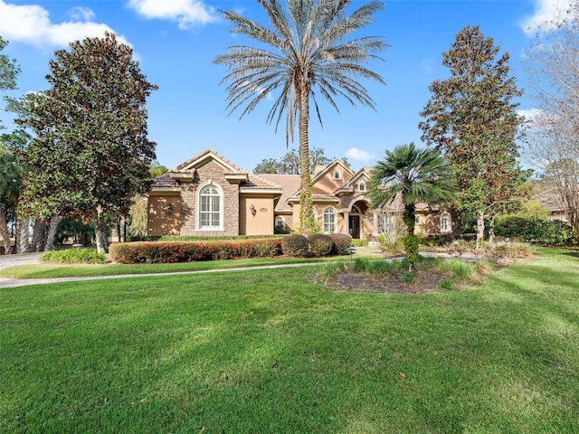 view of front of property featuring a front lawn