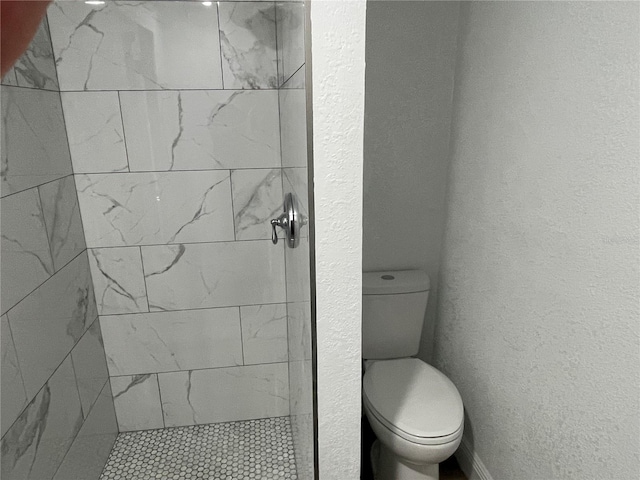 383 S Rooks Ave, Inverness, FL 34453 - bathroom with toilet, a textured wall, and tiled shower