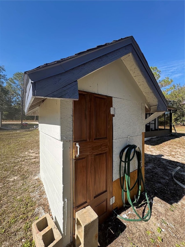 view of outdoor structure featuring an outbuilding