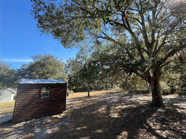 view of yard featuring a storage unit