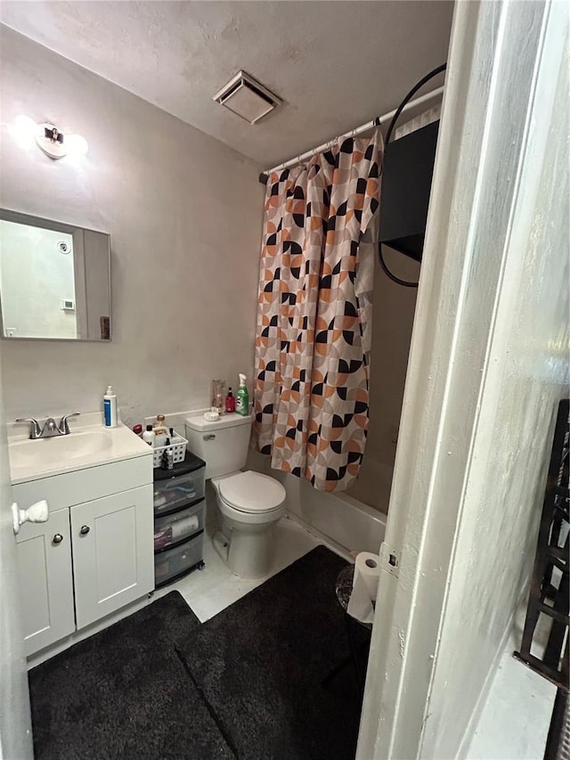 bathroom featuring shower / tub combo with curtain, visible vents, toilet, vanity, and tile patterned flooring