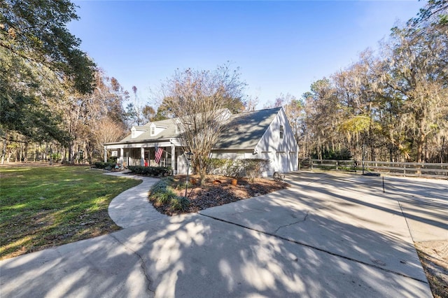 view of front of home featuring a front yard