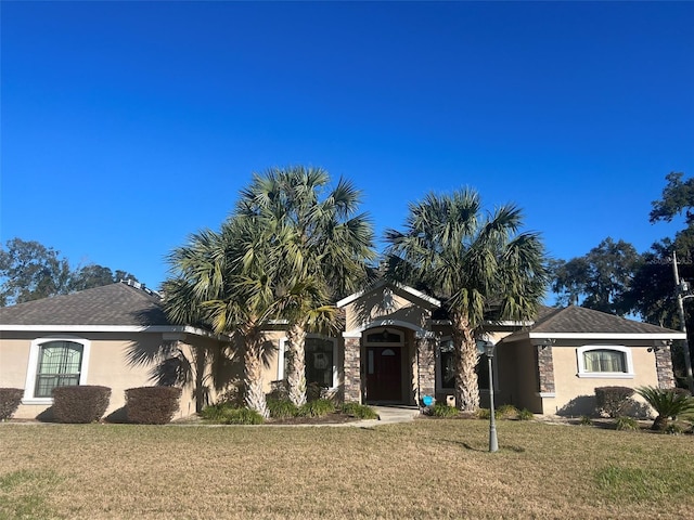 view of front of property featuring a front lawn