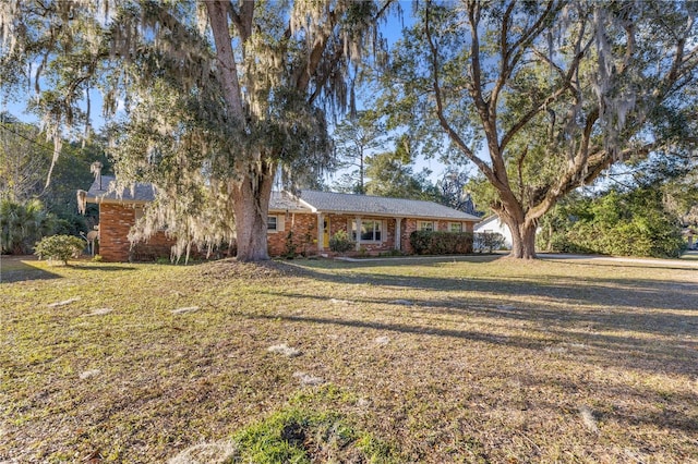 view of front of home featuring a front lawn