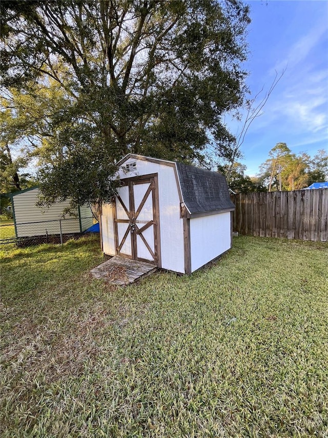 view of outdoor structure with a yard