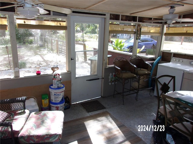 sunroom with ceiling fan and washer / dryer