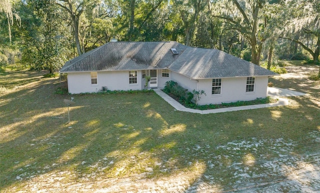 view of front facade featuring a front lawn