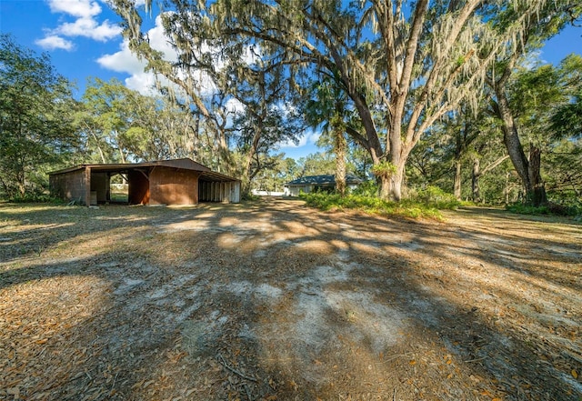 view of yard featuring an outdoor structure