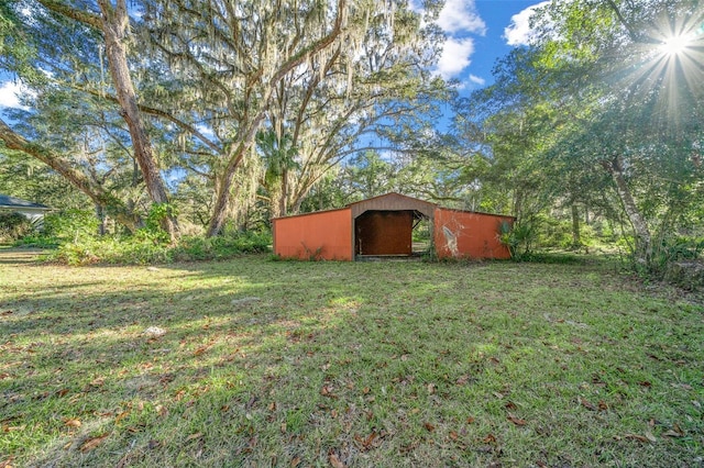 view of yard featuring an outdoor structure