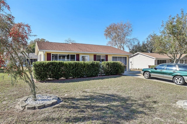 single story home with a front lawn