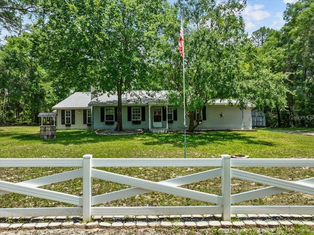 ranch-style home featuring a front lawn