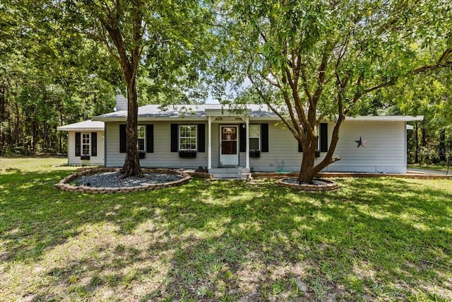 ranch-style home featuring a front lawn