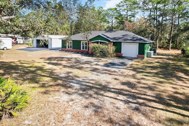 ranch-style home featuring a front lawn