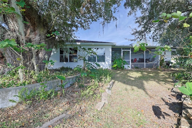 10185 SE 175th Ln, Summerfield, FL 34491 - view of front of home featuring a sunroom and a front yard