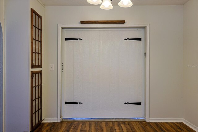 10185 SE 175th Ln, Summerfield, FL 34491 - doorway featuring dark wood finished floors, baseboards, and a chandelier