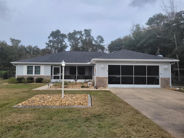 single story home with a front lawn