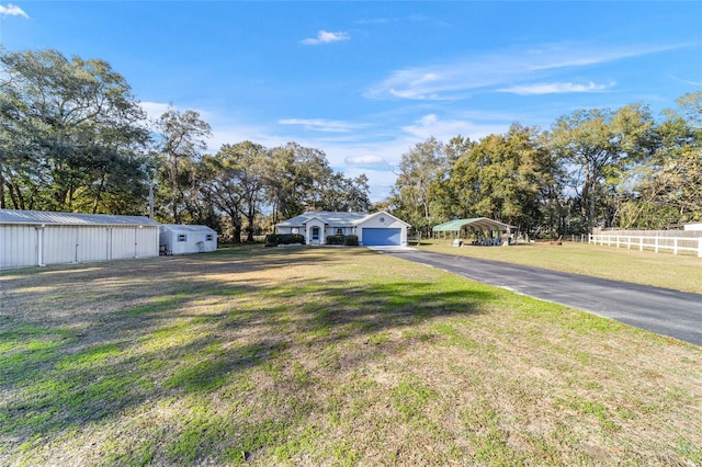 view of front of house featuring a carport and a front yard