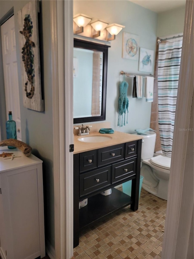 bathroom featuring a shower with curtain, vanity, and toilet