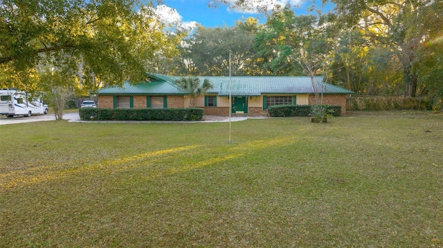 ranch-style house featuring a front lawn