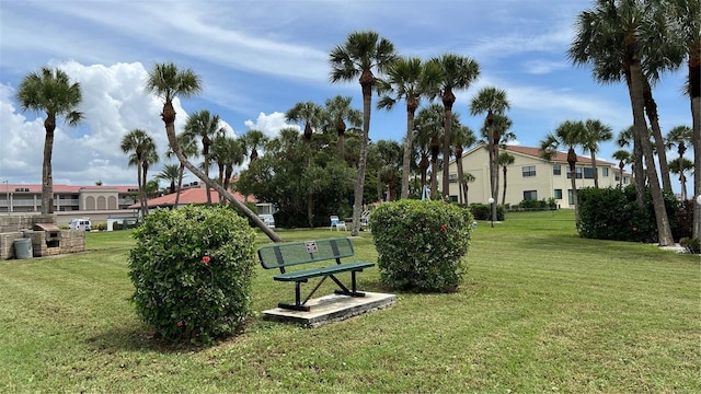 view of property's community featuring a yard