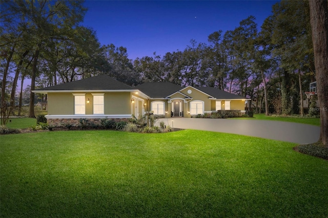 single story home featuring a lawn