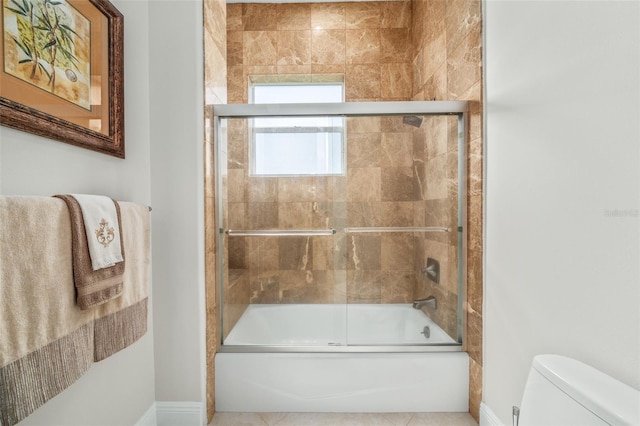 bathroom with combined bath / shower with glass door and toilet