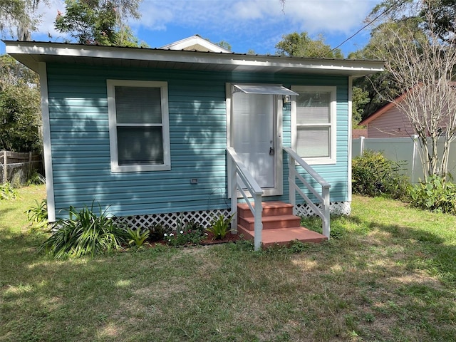 view of front facade with a front lawn