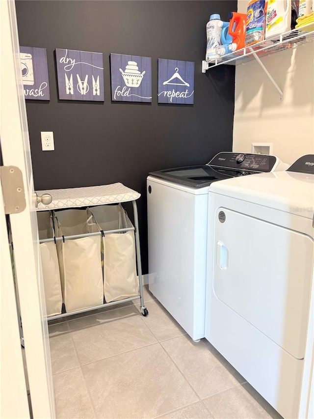 washroom featuring light tile patterned floors and independent washer and dryer