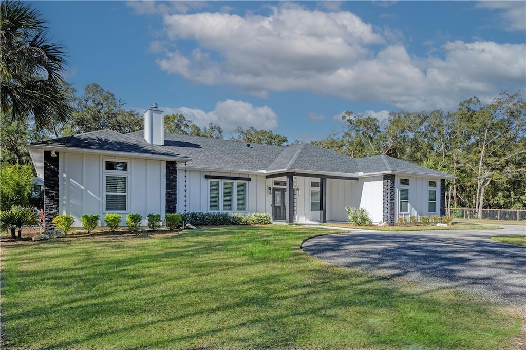 view of front of property with a front yard