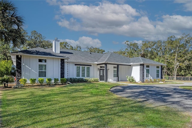 view of front of property with a front yard