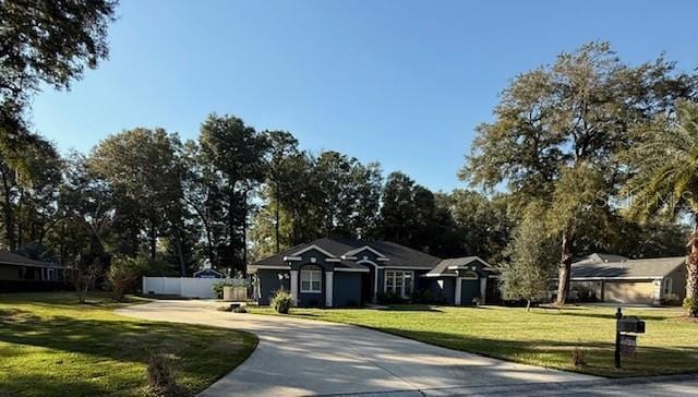 single story home featuring a front yard