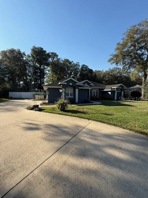 view of front facade with a front yard