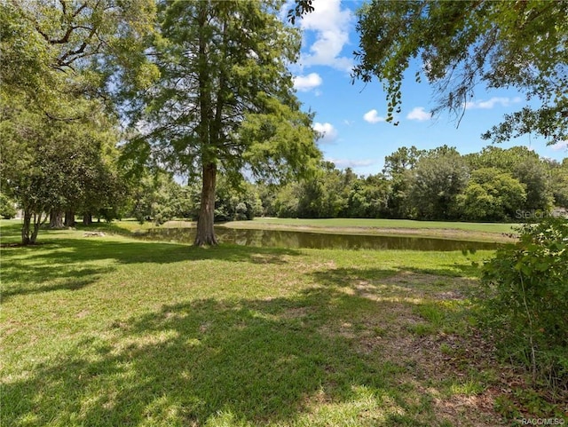 view of yard featuring a water view